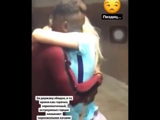 Красивая русская девушка целуется с африканцем