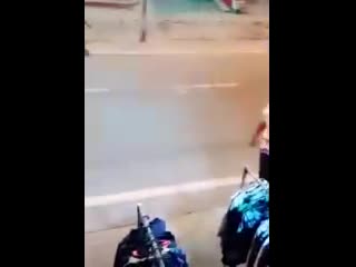 Фильтр применили на прохожих (vhs video)