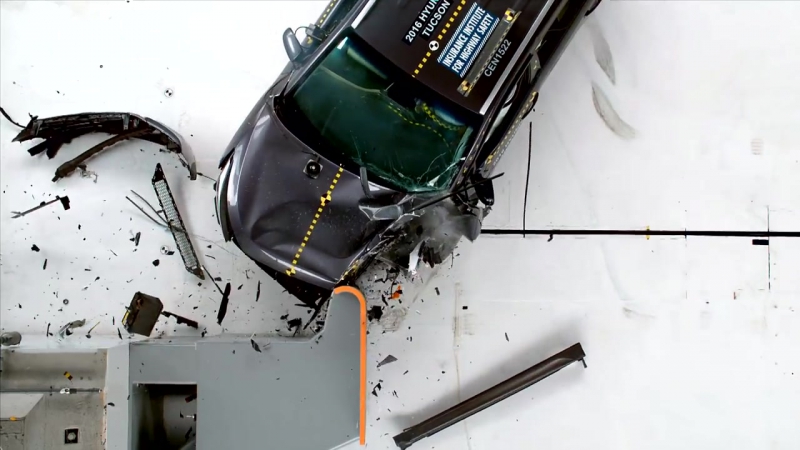 2016 hyundai tucson small overlap iihs crash test