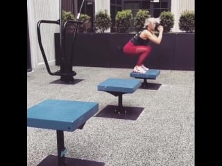 Wioletta pawlukhappy sunday!!!!! start your morning with full body burn! arms chest and glutes = 3 in 1 💪🏼😊 5 sets 🔥🔥🔥