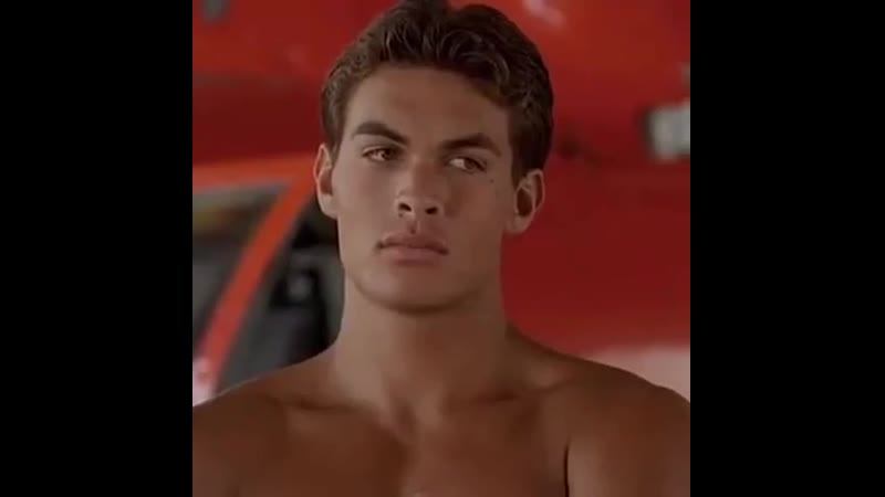 20 летний джейсон момоа в сериале "спасатели малибу" (2000)
