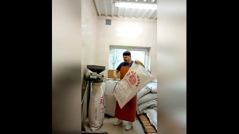 Дробление солода перед варкой в частной пивоварне