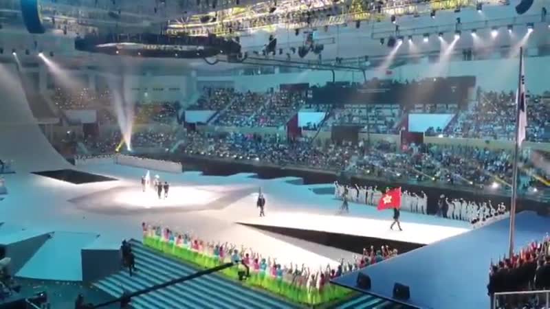 어제 저녁, 광주세계수영선수권대회 개회식 말미를 장식한 참가국기 참가국 마지막에 대한민국 이 등장하자 쏟아지던 뜨거운 함성! bts 의 음악에