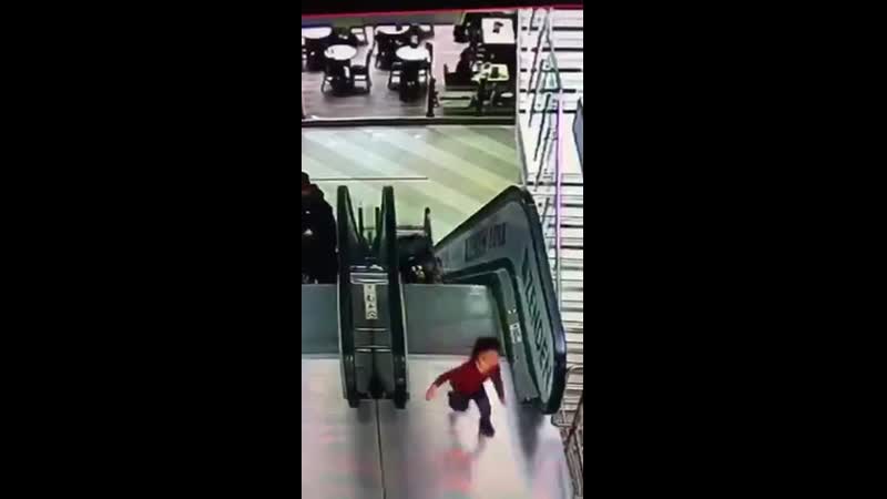 В московском торговом центре молодые решили спустить коляску с братом по движущемуся эскалатору