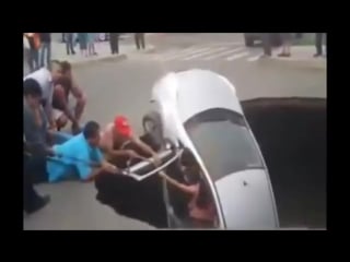 Raw family rescued after car falls in huge sinkhole in road in trujillo, peru