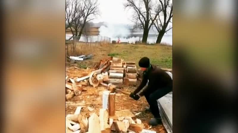 Девушка рубит дрова топором