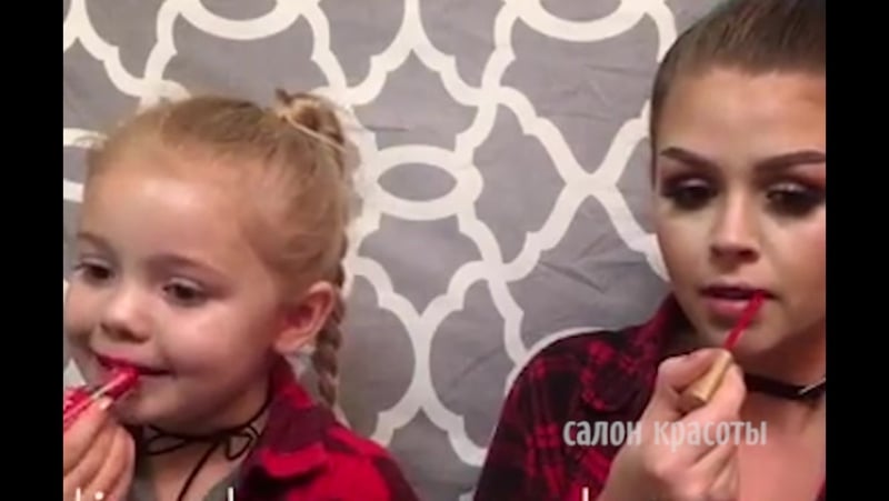 Так мило повторяет нравится?