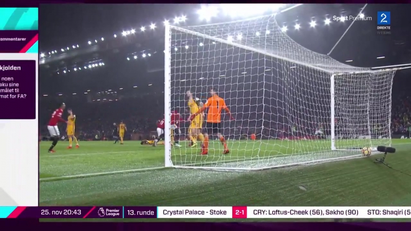 Лукаку бьет соперника по яйцам