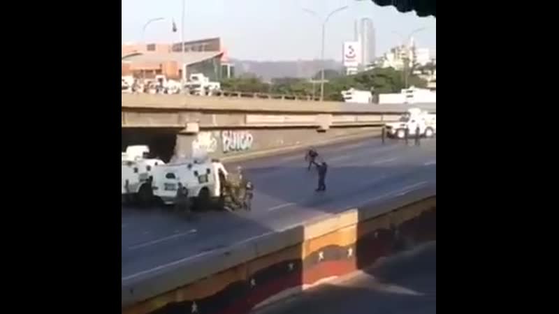 Разоружение лояльных мадуро венесуэльских силовиков в окрестностях каракаса