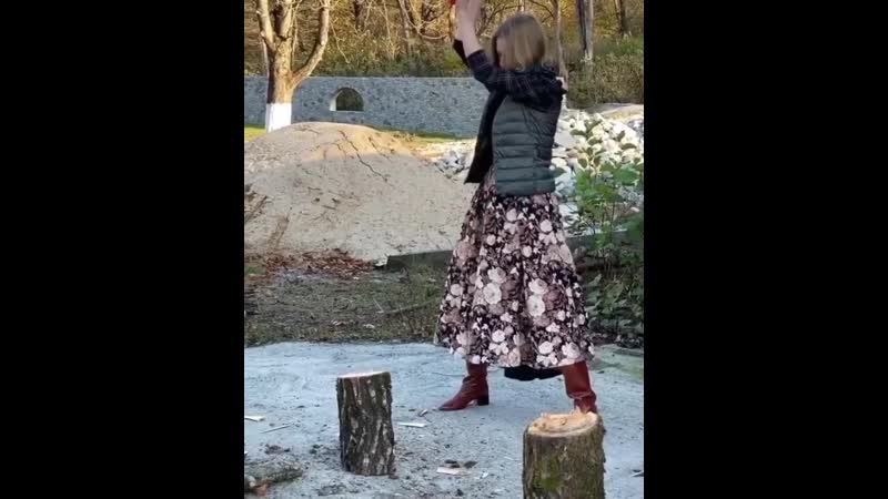 Наталья водянова колет дрова в юбке