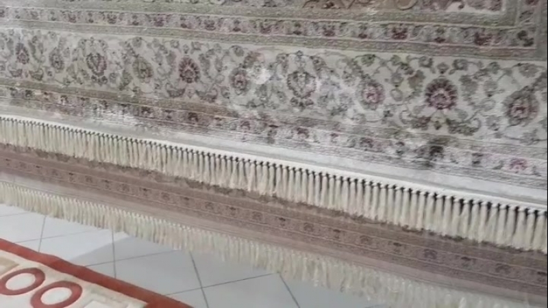 Подготоа ковра к очередному этапу стирки