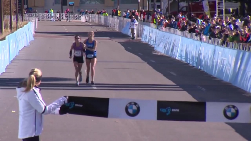 Девушка помогла сопернице дойти до финиша и победить