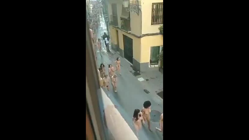 Это 2000 феминисток возвращаются с демонстрации