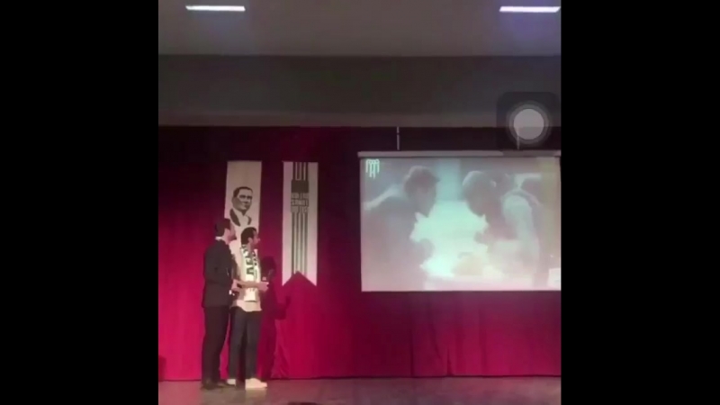 اراس واركان اثناء تكريمهم افضل ممثل في حفل الفيفا للمركز الثقافي awards for aras bulut erkan kolçak, best actor from 13th v