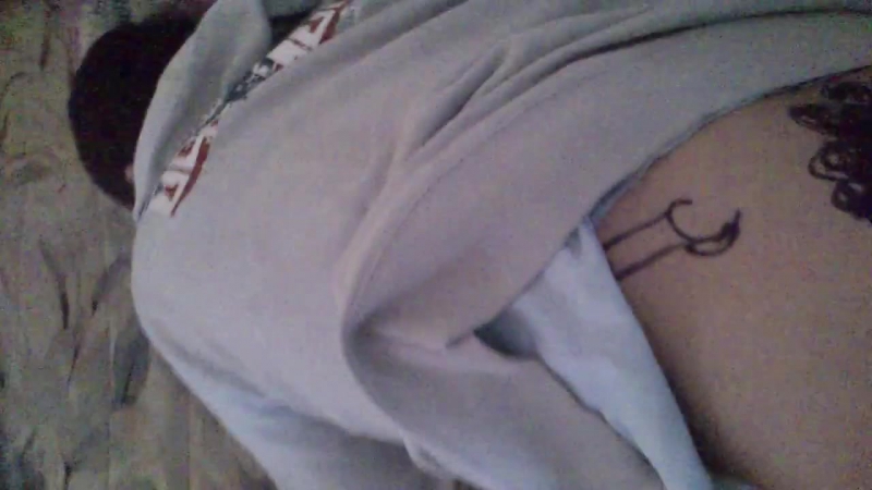 Парню разрисовали спину пока он спал