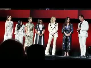 Oceans8 cast on stage video sandra bullock, cate blanchett, sandra bullock, anne hathaway, sarah paulson, mindy kaling and awkwa