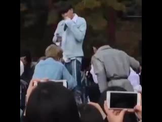 Minho put his hand on jisungs head instead of his shoulder and both of them couldnt stop smiling mp4