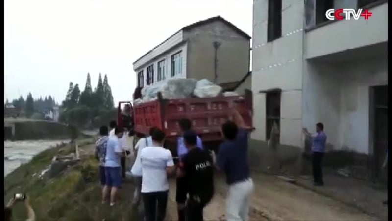 В китае для ликвидации прорыва дамбы в воду сбрасывали грузовики с камнями