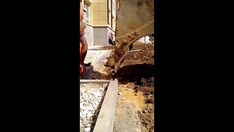 Армянин зажигает зажигалку