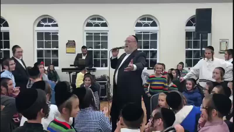 Michoel schnitzler takes "boche" to the next level!|מיכאל שניצלער "באכע" בשמחת בית השואבה