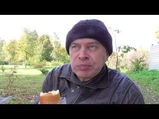 Геннадий горин на природе кушает сосиску сосиска в тесте