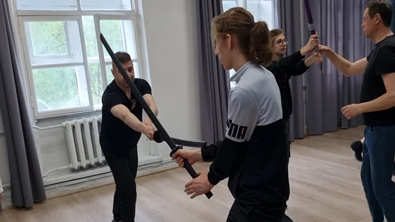 Фехтование японским мечом в школе кендзюцу удар переносом длинным мечом