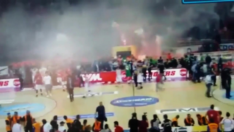 Баскетбол матч «панатинаикос» «олимпиакос» остановили из за беспорядков фанатов