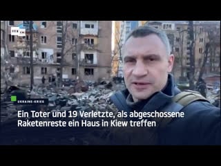 Ein toter und 19 verletzte, als abgeschossene raketenreste ein haus in kiew treffen