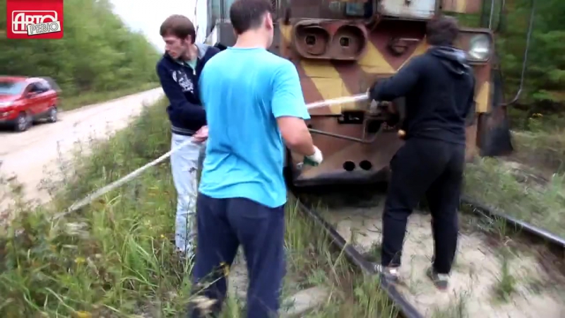 Тепловоз выдернул внедорожник