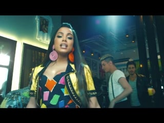 Anitta deixa ele sofrer (clipe oficial)