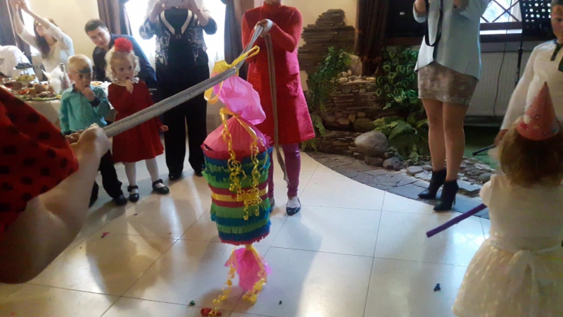 Солодкий сюрприз в піньяті