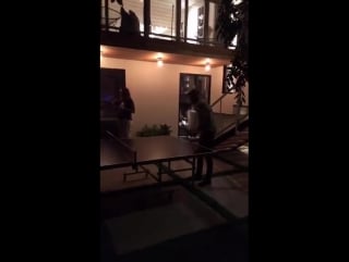 Petite partie de ping pong pour jesse et cory sur la terrasse de sophia