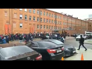 Сотни людей пришли к офису компании яндекс в москве, чтобы получить бесплатную колонку яндекс станц