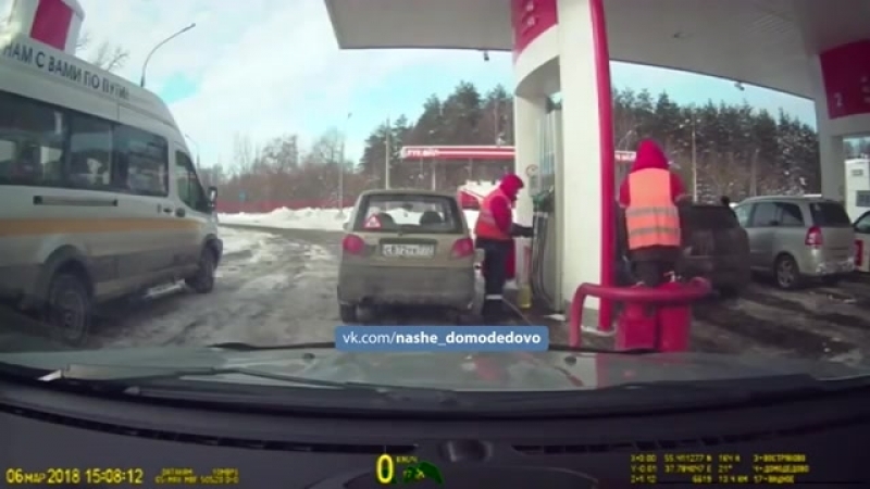 Сотрудники запраи лукойл в домодедово наливают себе бензин