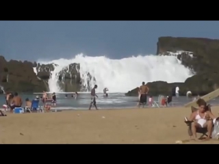 Ola gigante arrasa la playa