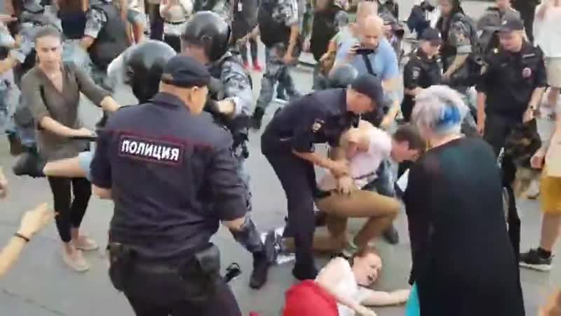 Жесткие задержания в центре москвы