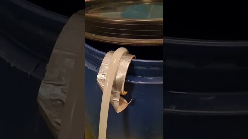 Как быстро слить брагу из бочки с помощью шланга секреты самогонщиков! #брага #быстро #бочка