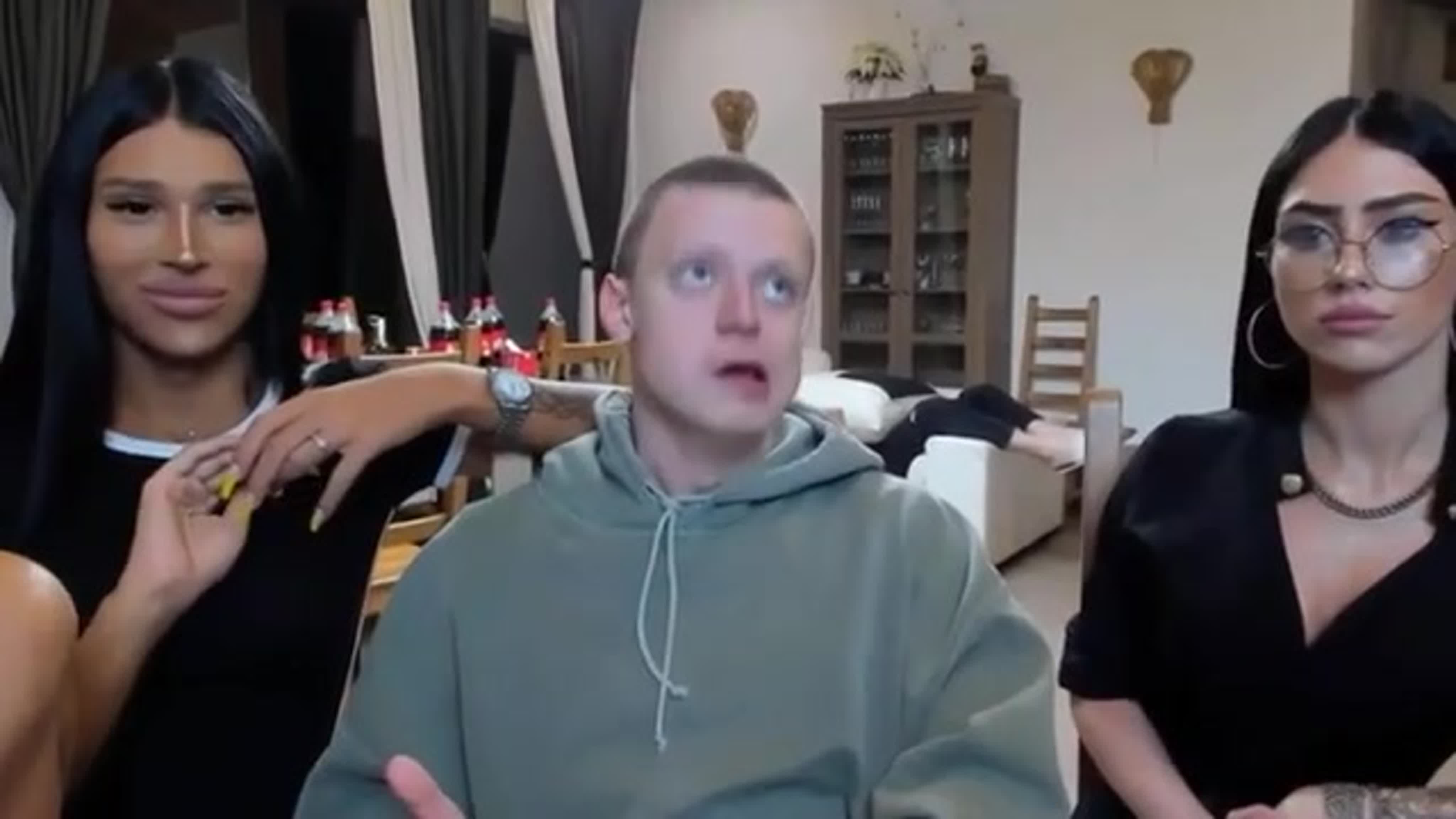 Красотка в сексуальном белье предстает на фоне зеркала