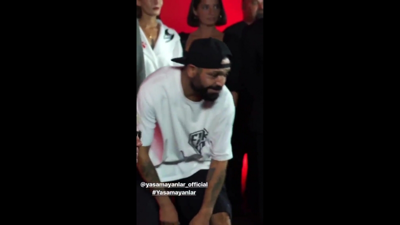 Kerem bürsinin başrolü elçin sangu, selma ergeç ve birkan sokullu ile paylaştığı yaşamayanların galası yapıldı 6 eylülde blutvd