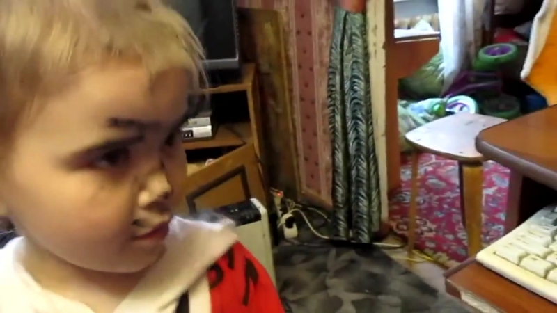 Маленькая девочка сама себя подстригла) (only video)