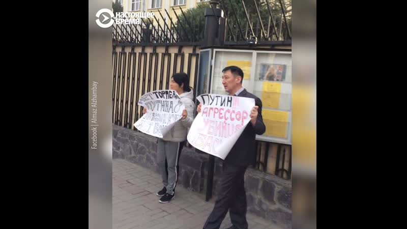 В бишкеке задержали активистов с плакатом “путин – агрессор, убийца”