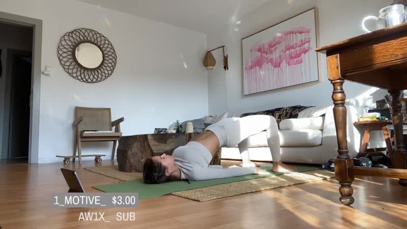 Сисястая мира палит тело делая мостик / твои блогерши