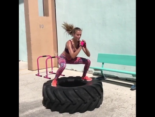 Joja take it outdoor use a bench, tire anything and do squat jumps !! #jojalife @victoriasport #trainlikeanangel