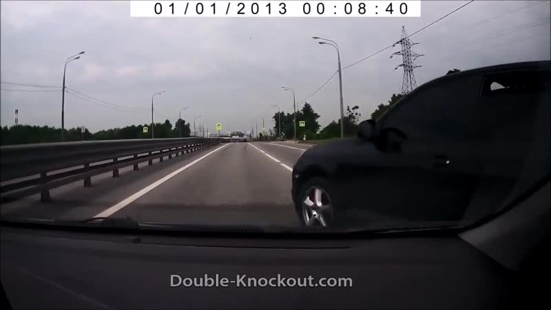 Русский мужик осадил обезьяну с пистолетом