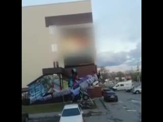 Порно на уличном экране