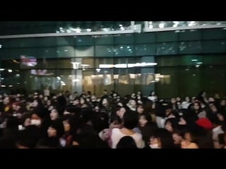 180530 about 800 shawols here for shinees mcd pre recording