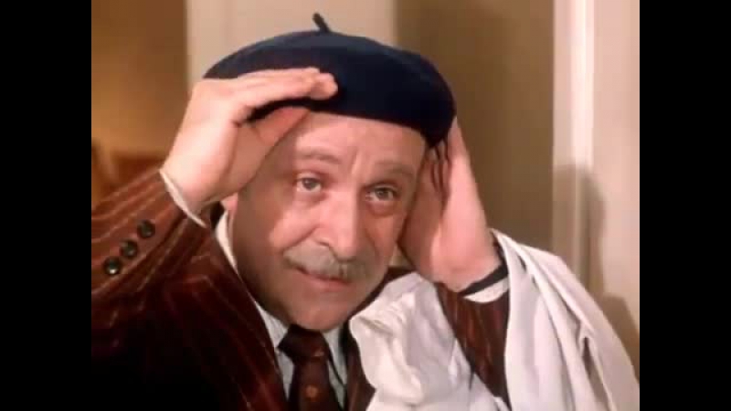 По улицам комод водили