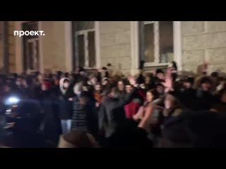 Полицейский отказался бить митингующих выкинул форму и уволился