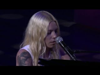 Skylar grey выступила перед игрой detroit pistons (стадион little caesars arena, )