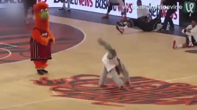 Талисманы заводят толпу